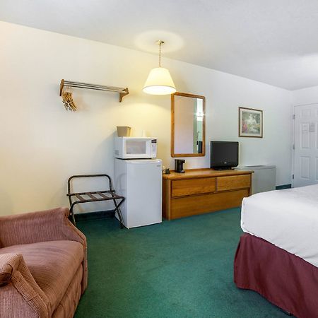 Rodeway Inn Whitehall Номер фото