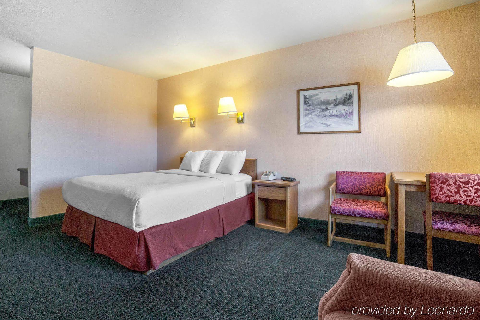 Rodeway Inn Whitehall Екстер'єр фото