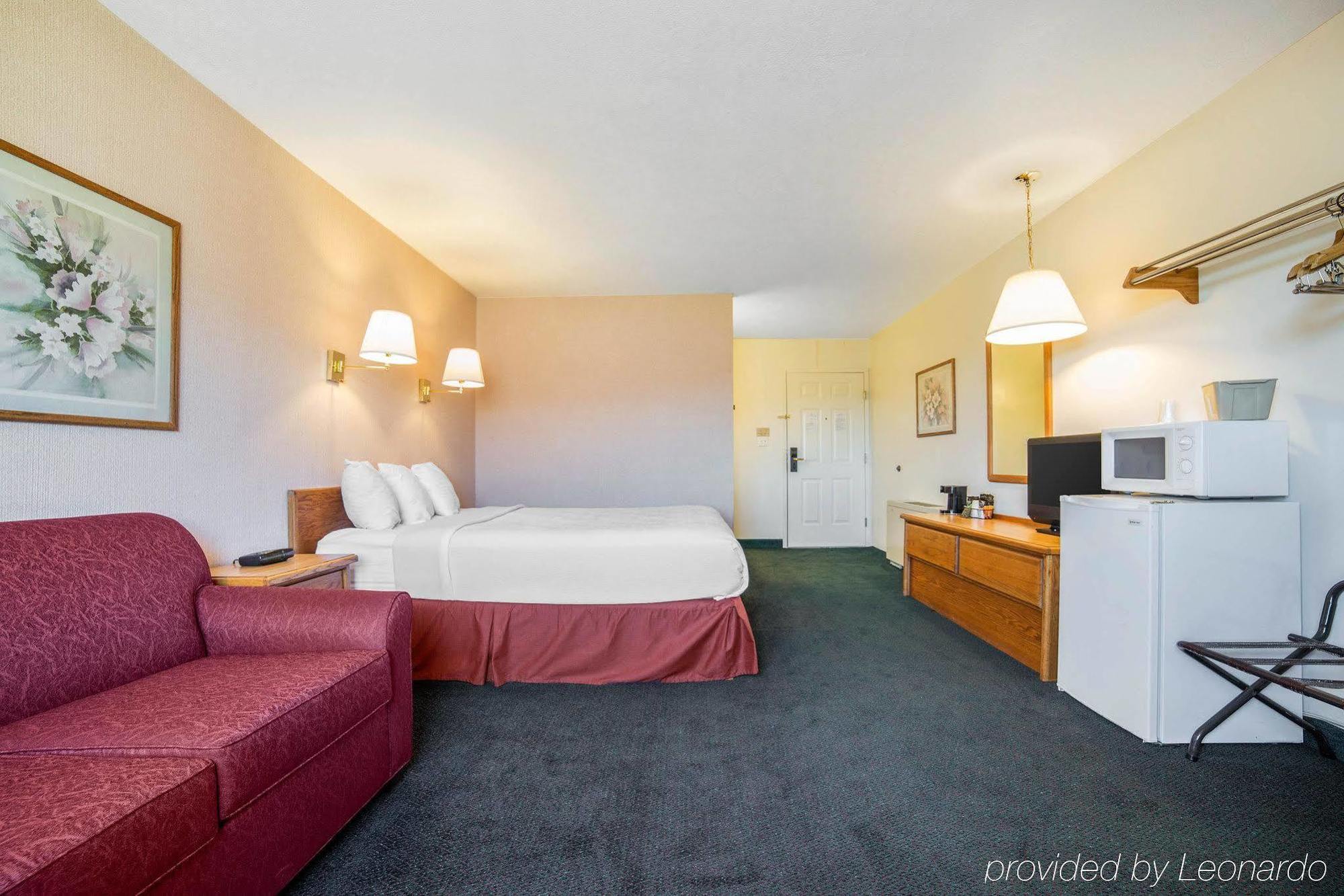 Rodeway Inn Whitehall Екстер'єр фото