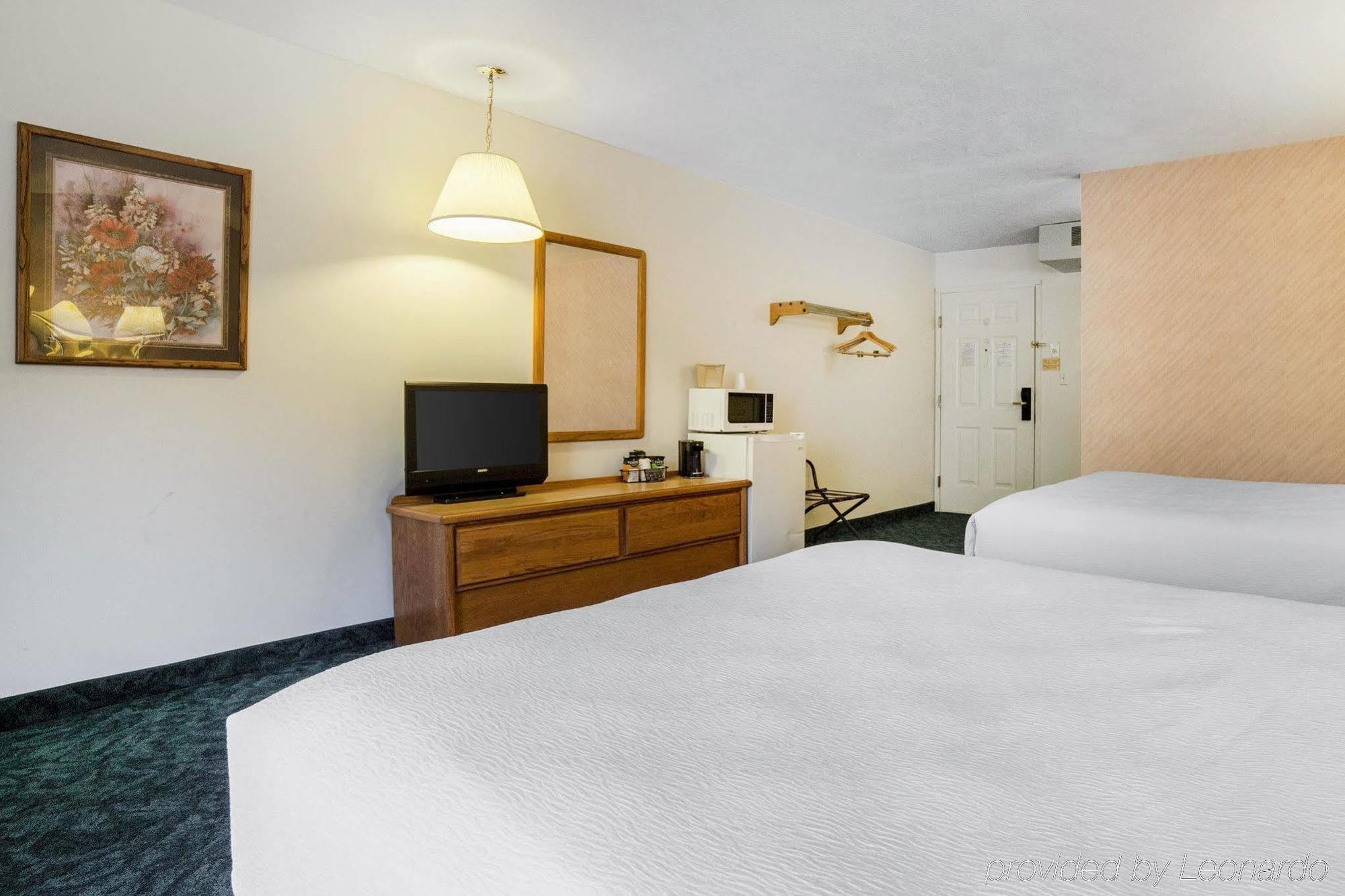 Rodeway Inn Whitehall Екстер'єр фото