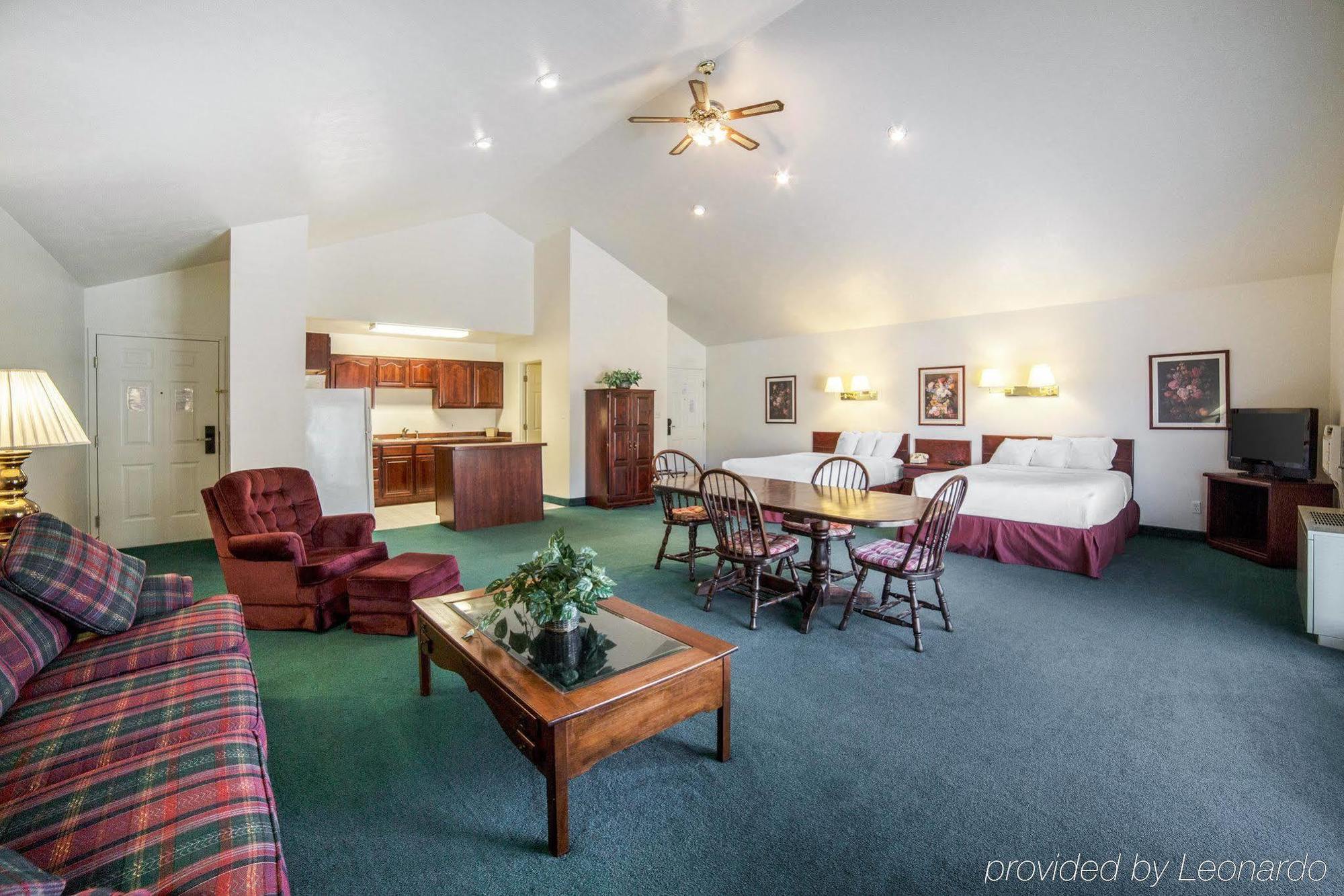 Rodeway Inn Whitehall Екстер'єр фото